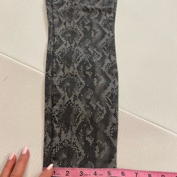 Halston Women’s Gray Snake Print Jeans NEW size 6 - Picture 9 of 11
